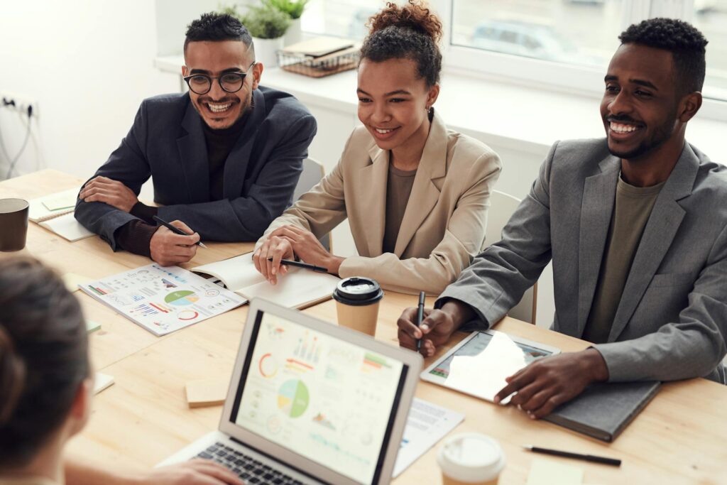 Motiviertes Team im Büro – authentisches Recruiting-Video für Arbeitgebermarke