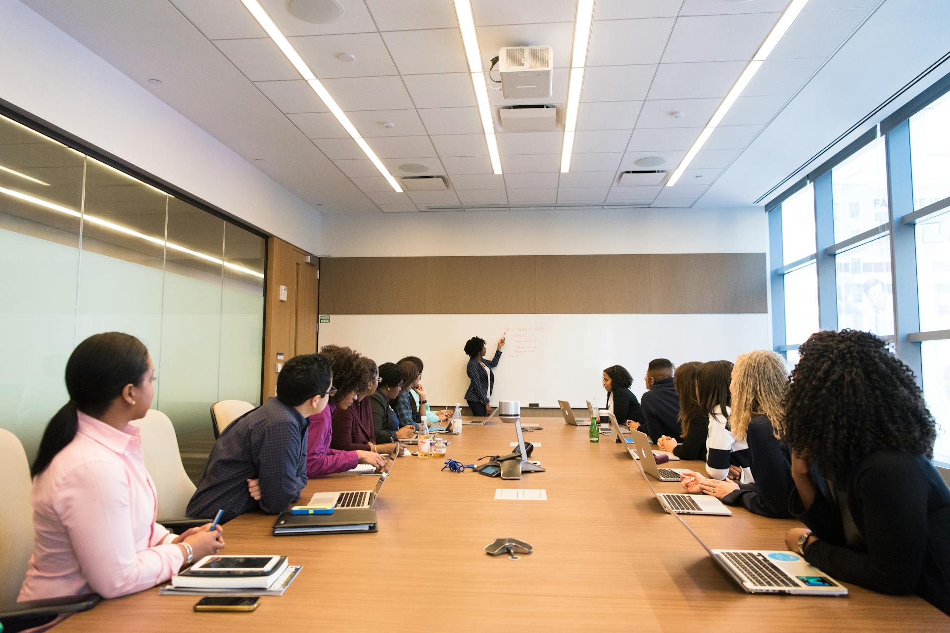 Team-Meeting im modernen Büro – interne Kommunikation mit Bewegtbild