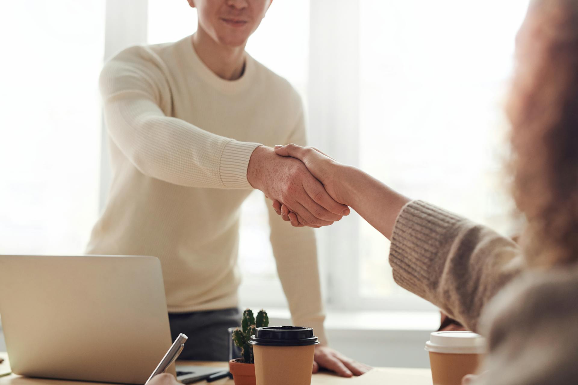 Diverses Team im Büro – Employer Branding durch authentische Video-Kommunikation