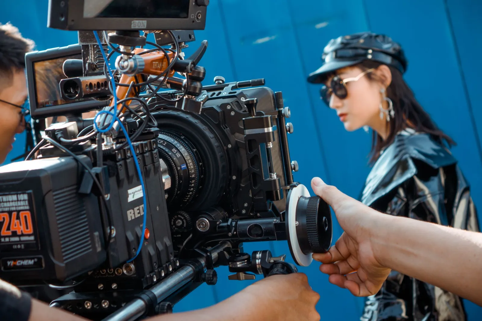 Marketingteam plant eine Videoproduktion am Konferenztisch