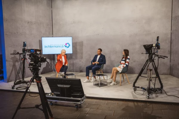 Medientraining im TV-Studio: Interviewrunde vor zwei Kameras